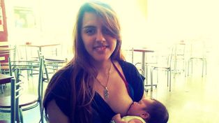 Organizan una teteada porque no dejan que una alumna vaya a la escuela con su bebé