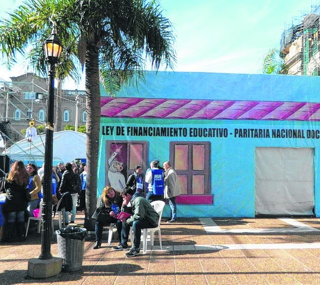 adhesiones. La singular forma de reclamar suma apoyo en todo el país.