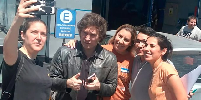 El economista fue a cargar nafta y cuestion&oacute; al gobierno por la falta de combustibles.