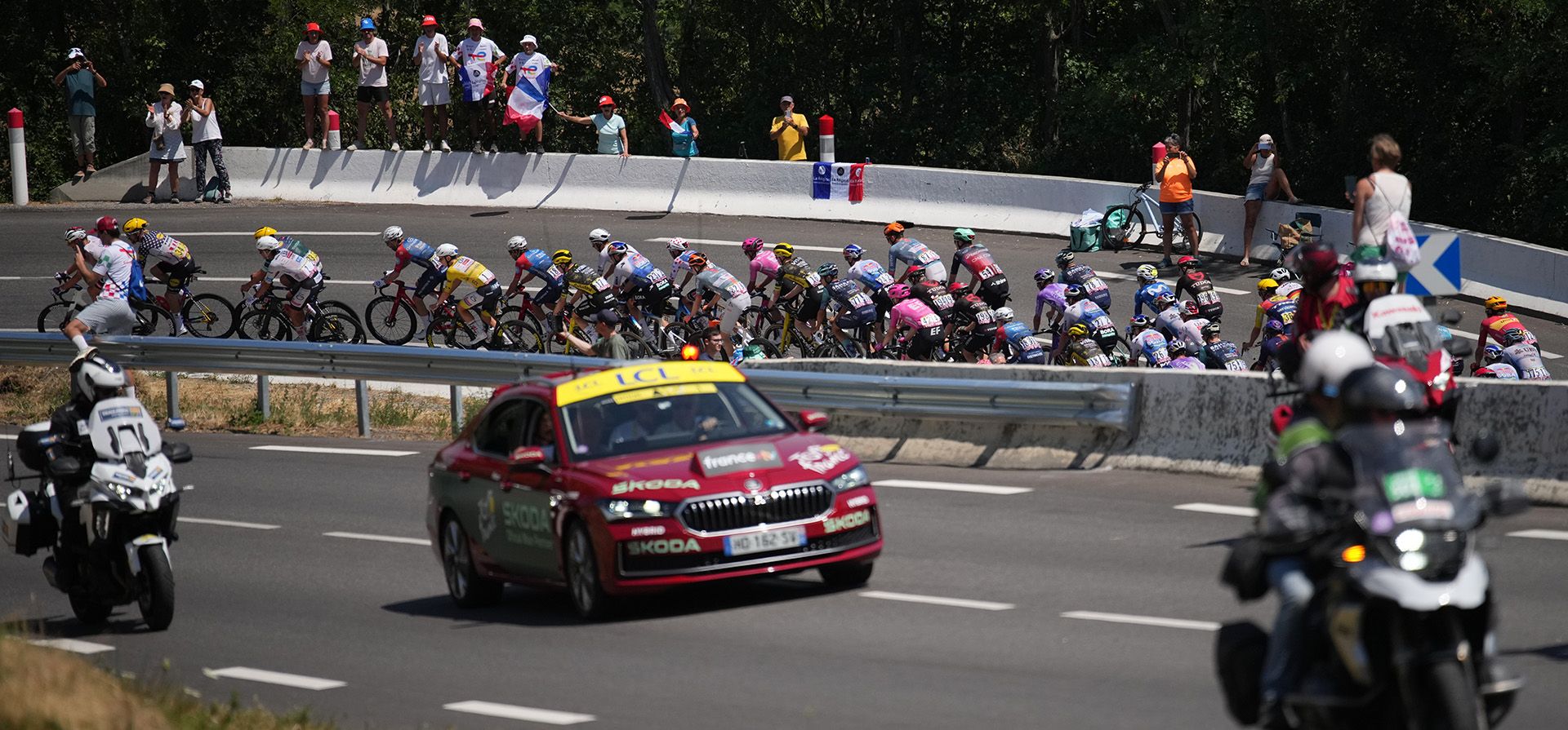 El pelotón recorre la decimonovena etapa del Tour de Francia, con salida en Gap y llegada en Alpe d'Huez, Francia, el viernes 24 de julio de 2026. (Foto AP/Mosa'ab Elshamy) El pelotón recorre la decimonovena etapa del Tour de Francia, con salida en Gap y llegada en Alpe d'Huez, Francia, el viernes 24 de julio de 2026. (Foto AP/Mosa'ab Elshamy)