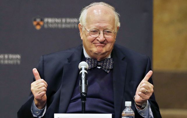Pulgares. Deaton gesticula en una de las salas de la Universidad de Princeton luego de conocer el premio.