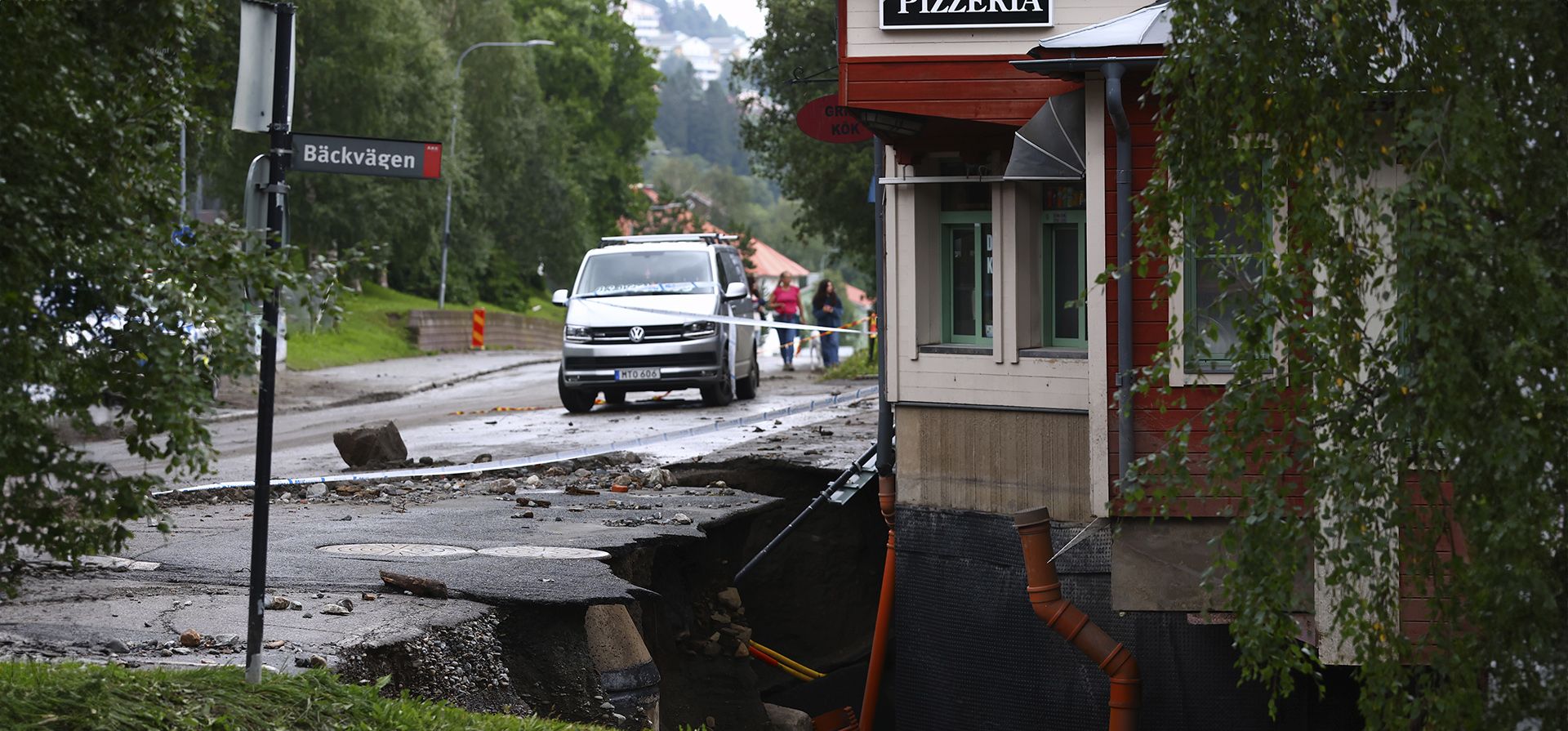 Una carretera dañada después de que el río Susa atravesara la ciudad de Are luego de fuertes lluvias en Are, en el norte de Suecia, el martes 8 de agosto de 2023. (Johan Axelsson/TT News Agency vía AP) Una carretera dañada después de que el río Susa atravesara la ciudad de Are luego de fuertes lluvias en Are, en el norte de Suecia, el martes 8 de agosto de 2023. (Johan Axelsson/TT News Agency vía AP)