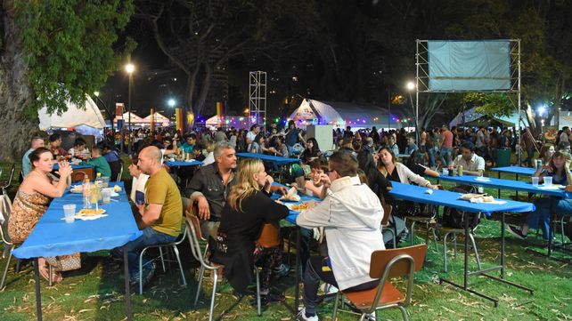Colectividades. El evento más convocante de la ciudad es uno de los que deberá repensar la forma de servir las bebidas y alimentos.