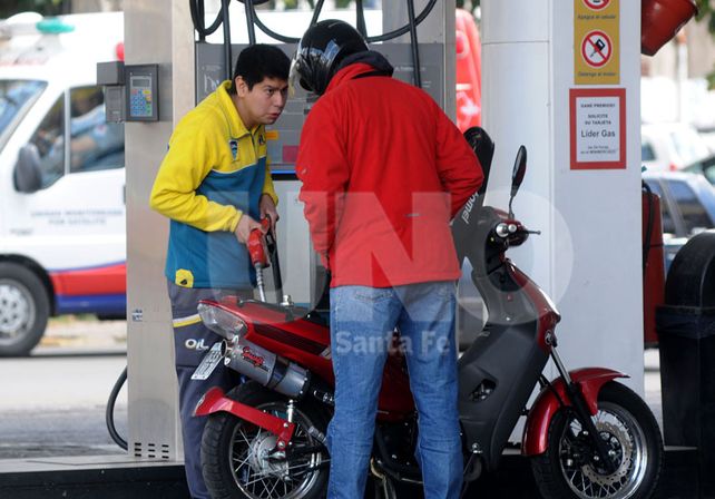 Impacto. La nafta aumentó un 6% en marzo y otro tanto en abril. Hoy la súper llega a los $15 / Foto: Manuel Testi - Uno Santa Fe