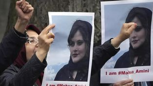 Irán: se extienden protestas por la muerte de Mahsa Amini. La joven de 22 años fue arrestada por mostrar el cabello por el velo islámico mal colocado.