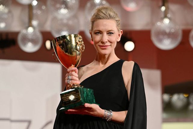 La mejor actriz. Cate Blanchett alzó la Copa Volpi en el Festival de Venecia por su rol en el film “Tar”.