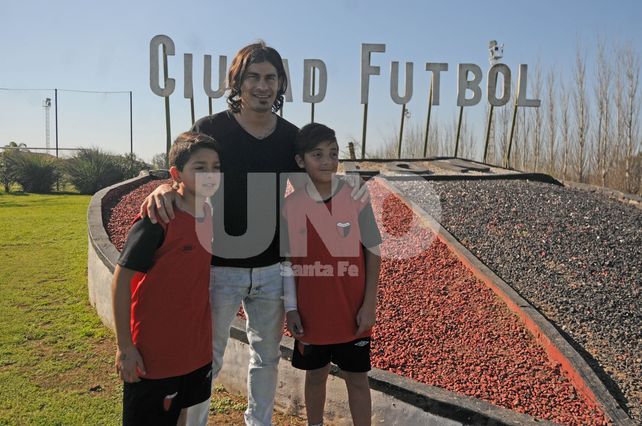 Dos chicos de las inferiores se acercaron al Sungui para sacarse una foto en medio de la producción con Ovación