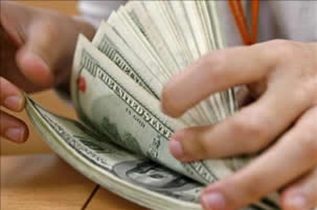 Desde hoy rigen más controles en el dólar de quienes viajen al exterior