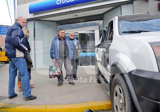 Un colectivo embistió a una camioneta que terminó en la vereda de un banco en pleno centro