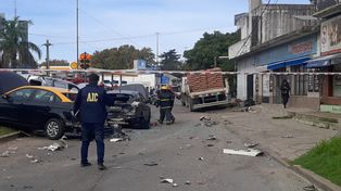 Un camión sin frenos chocó a ocho autos en Villa G. Gálvez: falleció una mujer