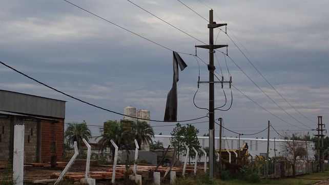 Zonas de Concordia permanecen sin luz por la caída de postes de luz