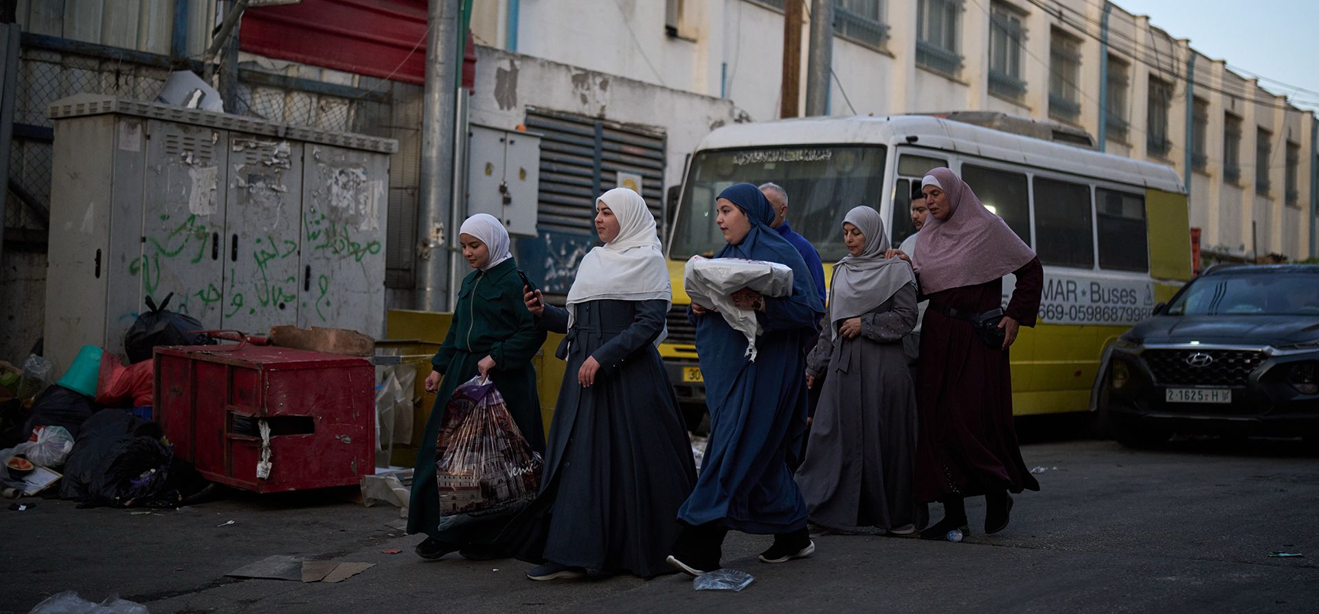 Mujeres palestinas llegan para las oraciones del Eid al-Adha a una mezquita en el campamento de refugiados de Qalandia, en Cisjordania, el miércoles 27 de mayo de 2026. (Foto AP/Leo Correa) Mujeres palestinas llegan para las oraciones del Eid al-Adha a una mezquita en el campamento de refugiados de Qalandia, en Cisjordania, el miércoles 27 de mayo de 2026. (Foto AP/Leo Correa)