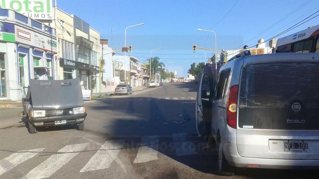 Un mujer fue hospitalizada tras chocar dos vehículos en Paraná