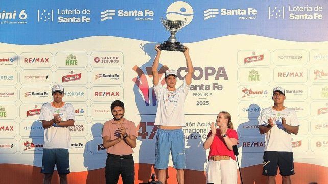 El gobernador Pullaro junto a los ganadores de la Santa Fe-Coronda 2025.