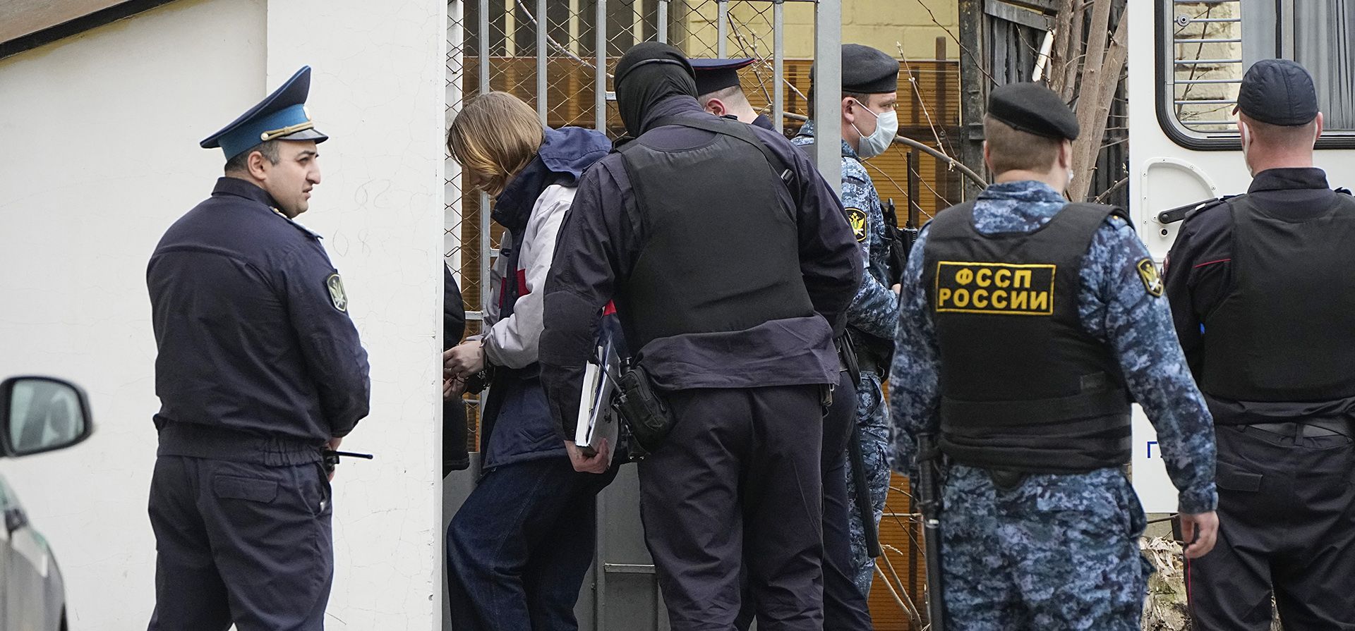 Darya Trepova, residente de San Petersburgo de 26 años sospechosa de estar involucrada en un atentado con bomba en un café de San Petersburgo ingresa al Tribunal de Distrito de Basmanny escoltada por oficiales, en Moscú, Rusia, el martes 4 de abril de 2023. (Foto AP/ Alejandro Zemlianichenko)