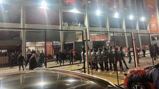 La Policía reprimió a los socios de Independiente en los incidentes tras perder con Boca.