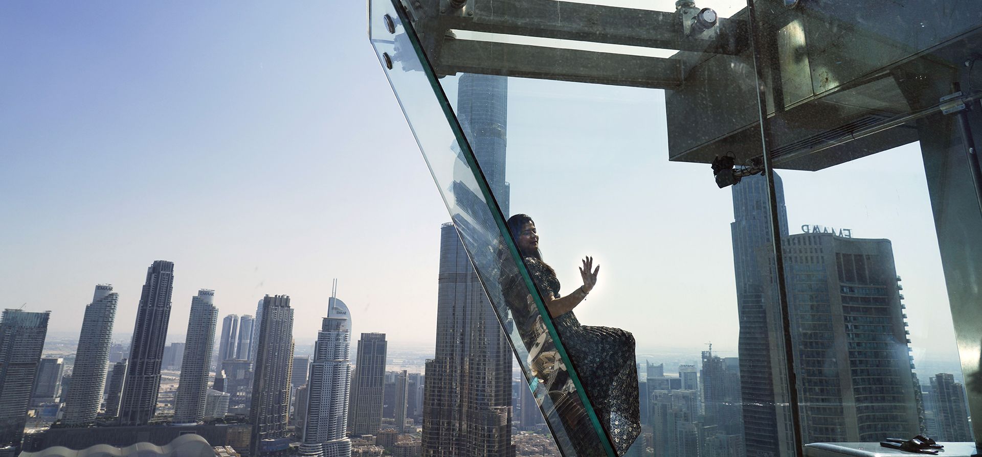 Una mujer posa para una fotografía con el Burj Khalifa, el edificio más alto del mundo, detrás de ella, en Dubái, Emiratos Árabes Unidos, el jueves 17 de noviembre de 2022. Foto: AP / Jon Gambrell