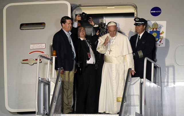 El Papa saluda desde las escalerillas del avión que lo llevará de regreso al Vaticano.