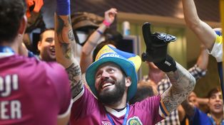 Como un chico. Aún con los guantes puestos, Fatura Broun fue abanderado a la hora de las celebraciones. Referente en todos lados.