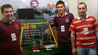 Estudiantes santafesinos diseñaron una hamaca para chicos en sillas de rueda