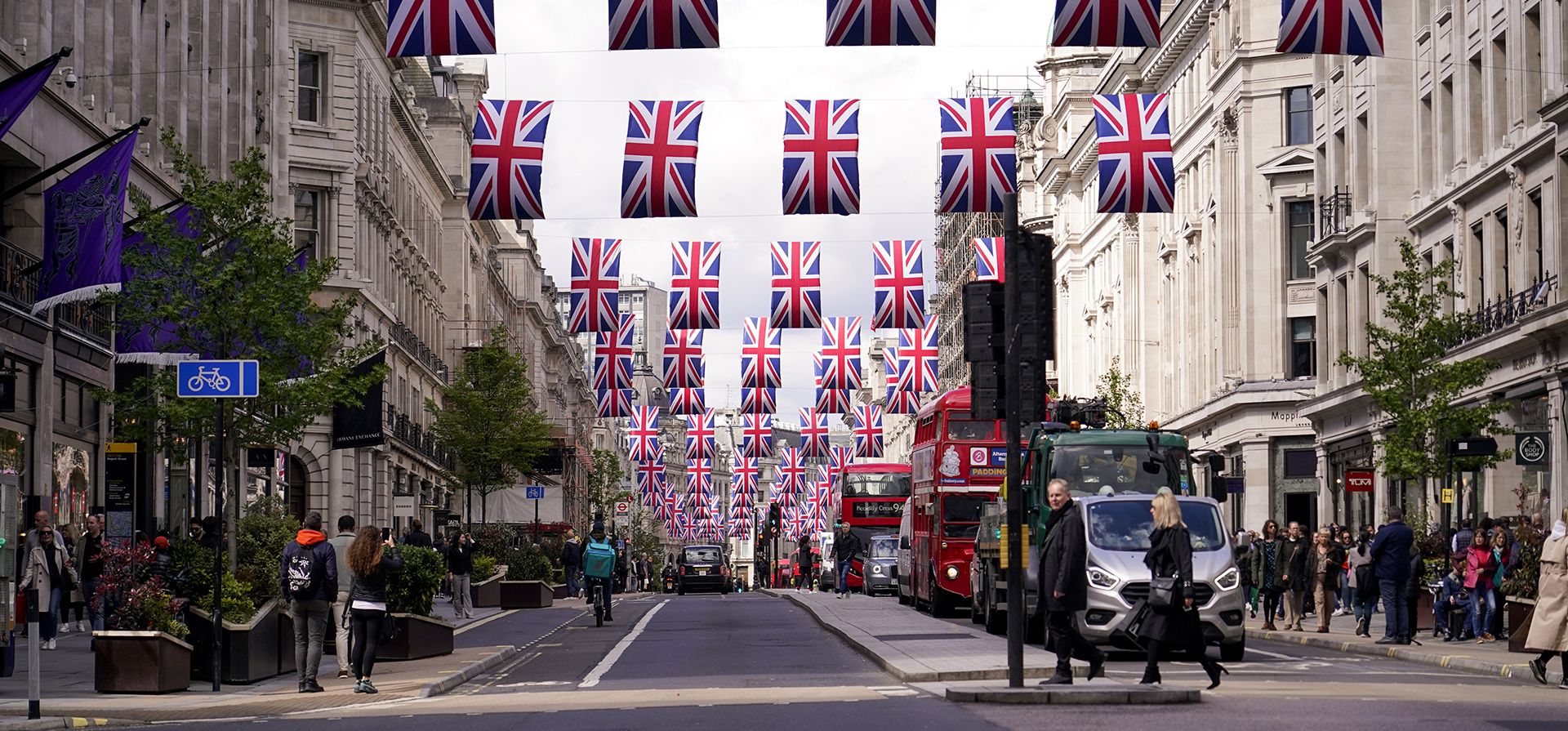Regent Street está decorada con banderas, antes de la coronación del rey Carlos III de Gran Bretaña, en Londres, el viernes 28 de abril de 2023. (Foto AP/Alberto Pezzali)