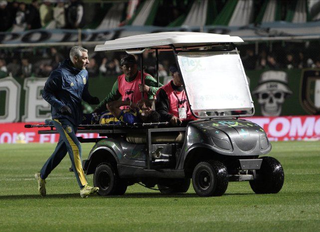 Gaspar Duarte es retirado del campo de juego a minutos de iniciado el partido entre Banfield y Central.