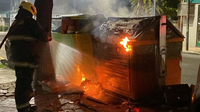 Quema de contenedores: Bomberos Voluntarios alertan por la peligrosidad de los incendios de residuos