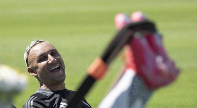 El arquero de Newells Keylor Navas entrena distendido con la selección de Costa Rica.