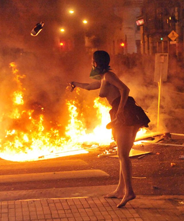 Una manifestante arroja una molotov.