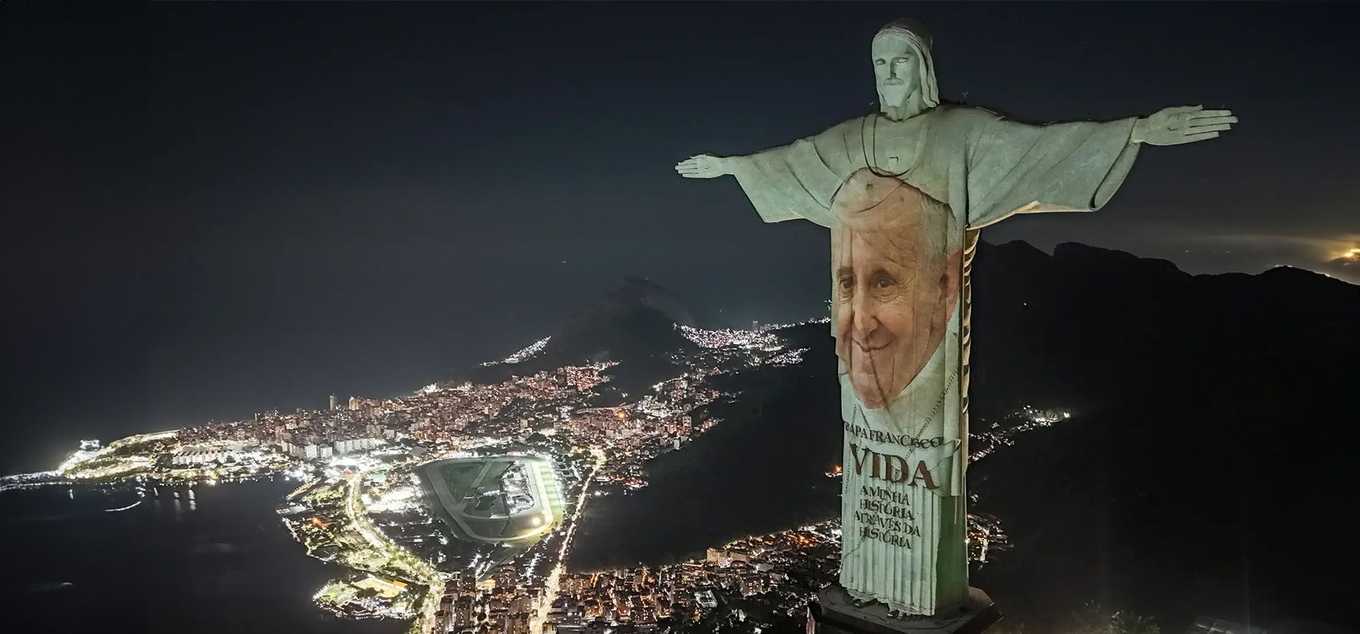 La estatua del Cristo Redentor se ilumina con una imagen del Papa Francisco para el lanzamiento de su biografía La vida: mi historia a través de la historia, Río de Janeiro, Brasil. Fotografía: António Lacerda/EPA La estatua del Cristo Redentor se ilumina con una imagen del Papa Francisco para el lanzamiento de su biografía La vida: mi historia a través de la historia, Río de Janeiro, Brasil. Fotografía: António Lacerda/EPA