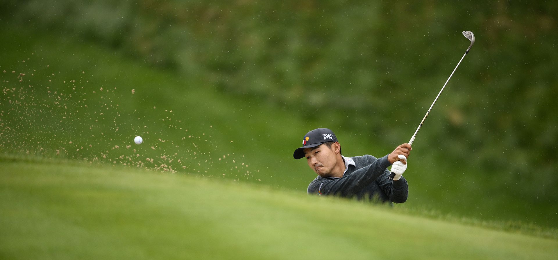 Sung Kang, de Corea del Sur, saca de la arena en el hoyo 18 durante la segunda ronda del torneo de golf Wells Fargo Championship, el viernes 6 de mayo de 2022, en el TPC Potomac del club de golf Avenel Farm en Potomac, Maryland, EE.UU.