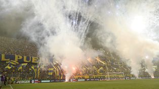 En el ingreso de los equipos al campo de juego se desató un show de fuegos artificiales que retrasaron el inicio del encuentro.