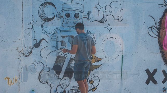 Fiesta de Disfraces: disfraces en los comercios y mural para recibir a los visitantes
