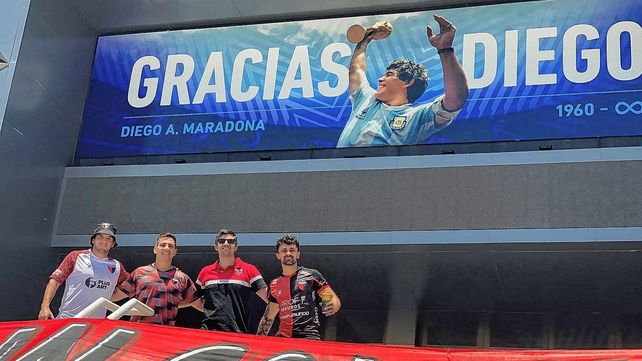 Los hinchas de Colón aprovecharon para sacarse fotos junto al homenaje que se realizó a Maradona en el Madre de Ciudades.&nbsp;
