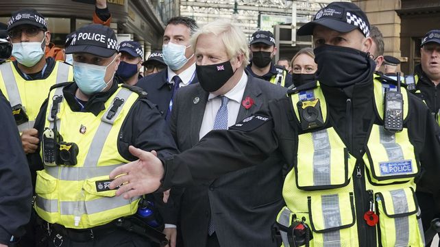 El primer ministro británico, Boris Johnson, es escoltado por la policía cuando llega en tren desde Londres a la estación central de Glasgow, Escocia, a su regreso a la ciudad para reunirse en la cumbre de la Cop26, el miércoles 10 de noviembre de 2021. La cumbre climática de la ONU en Glasgow ha entrado en su segunda semana. Líderes de todo el mundo están reunidos para exponer su visión y abordar el desafío común del calentamiento global. 