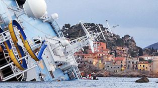 Los pasajeros del crucero hundido pelearon por los chalecos salvavidas