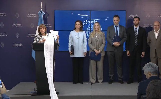 Patricia Bullrich envió a EE. UU. la lista de 15.000 barras que no podrán asistir al Mundial de Clubes Patricia Bullrich envió a EE. UU. la lista de 15.000 barras que no podrán asistir al Mundial de Clubes