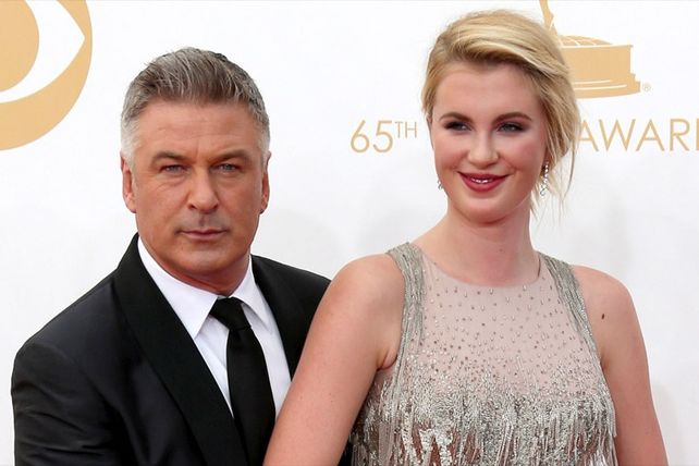 La hija de Kim Basinger y Alec Baldwin, belleza desnuda