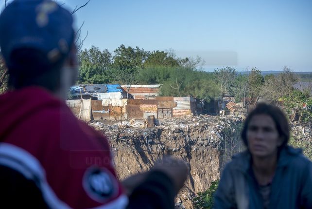En calle Don Segundo Sombra al final, once familias viven con riesgo de caer al vacío