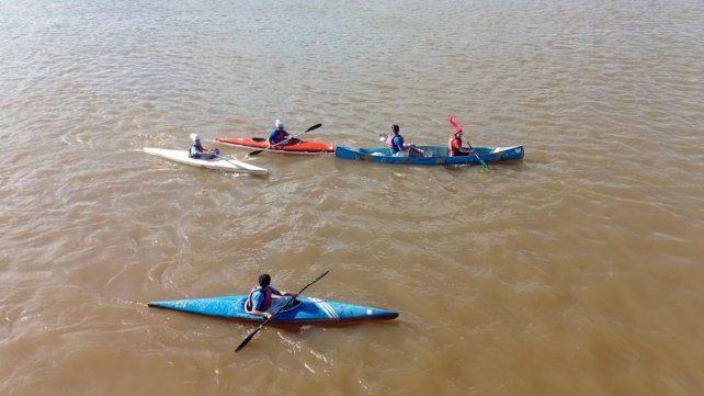Una remada de disfraces en el Río Paraná
