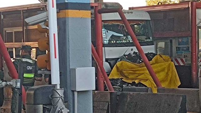 Un camión embistió a un auto que estaba parado en el peaje de General Lagos: un muerto