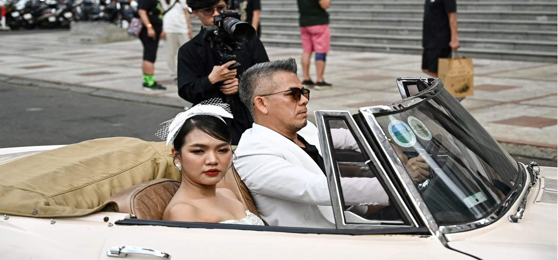 Una pareja posa para las fotos de la boda frente a la Ópera de Saigón, Ciudad Ho Chi Minh, Vietnam. Fotografía: Nhac Nguyen/AFP/Getty Images Una pareja posa para las fotos de la boda frente a la Ópera de Saigón, Ciudad Ho Chi Minh, Vietnam. Fotografía: Nhac Nguyen/AFP/Getty Images
