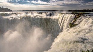La fuerza del agua sorprendió en las Cataratas: cerraron la Garganta del Diablo por la crecida del río Iguazú