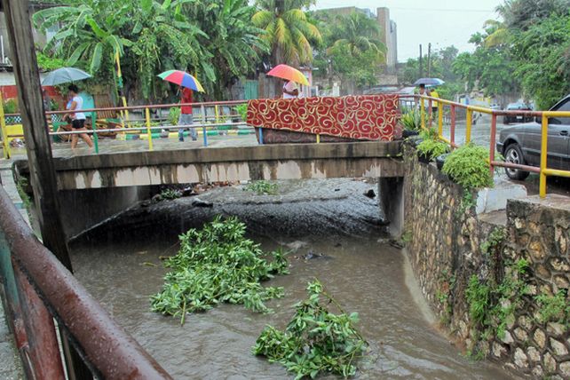 El huracán Sandy tocó tierra en el sureste de Jamaica y amenaza al Caribe