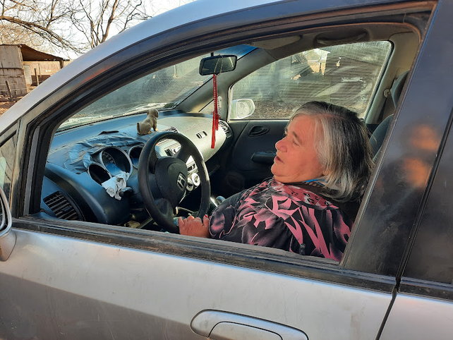 A pesar de desplazarse en una silla de ruedas, Mirta Brancaccio se las arregla para alimentar a sus animales en la quinta que tiene a pocos kilómetros de Elortondo.