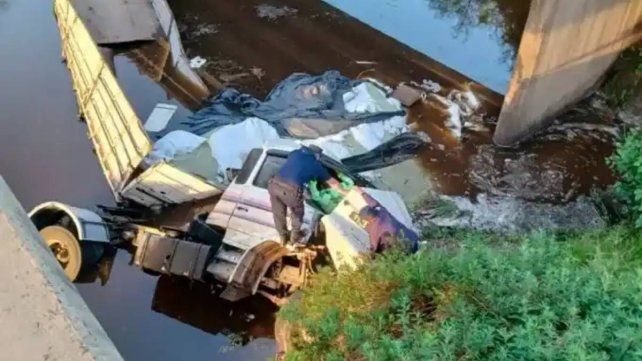 Camión despistó y cayó desde un puente en la Autovía 14