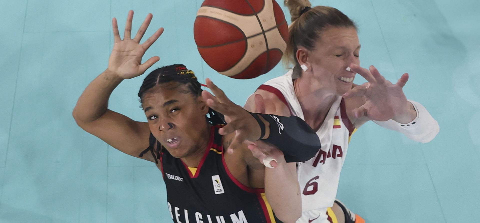 Maxuella Lisowa-Mbaka (31), de Bélgica, y Laura Gil (6), de España, intentan un rebote en un partido de cuartos de final de baloncesto femenino en los Juegos Olímpicos de Verano de 2024, el miércoles 7 de agosto de 2024, en París, Francia. (Gregory Shamus/Pool Photo vía AP) Maxuella Lisowa-Mbaka (31), de Bélgica, y Laura Gil (6), de España, intentan un rebote en un partido de cuartos de final de baloncesto femenino en los Juegos Olímpicos de Verano de 2024, el miércoles 7 de agosto de 2024, en París, Francia. (Gregory Shamus/Pool Photo vía AP)