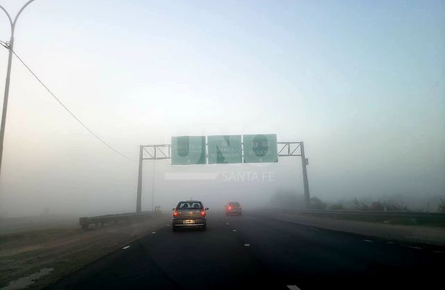 En la autopista se notaban los bancos de niebla.