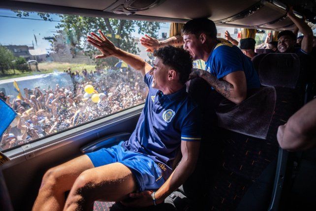 Ignacio Ovando se prende a la euforia de los hinchas en la partida del plantel desde la concentración de Arroyo Seco.