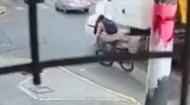 Una ciclista está grave tras ser atropellada por un camión en Mendoza e Iriondo